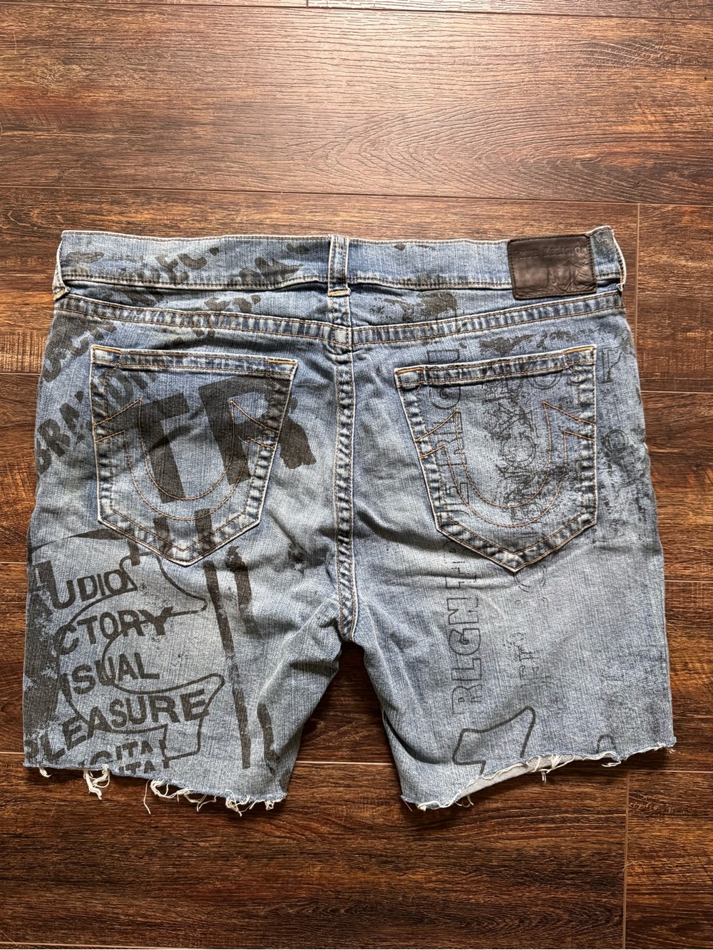 True Religion Logan Graffiti Denim Cut Off Shorts Men’s 40 Y2K Jorts - Picture 4 of 10